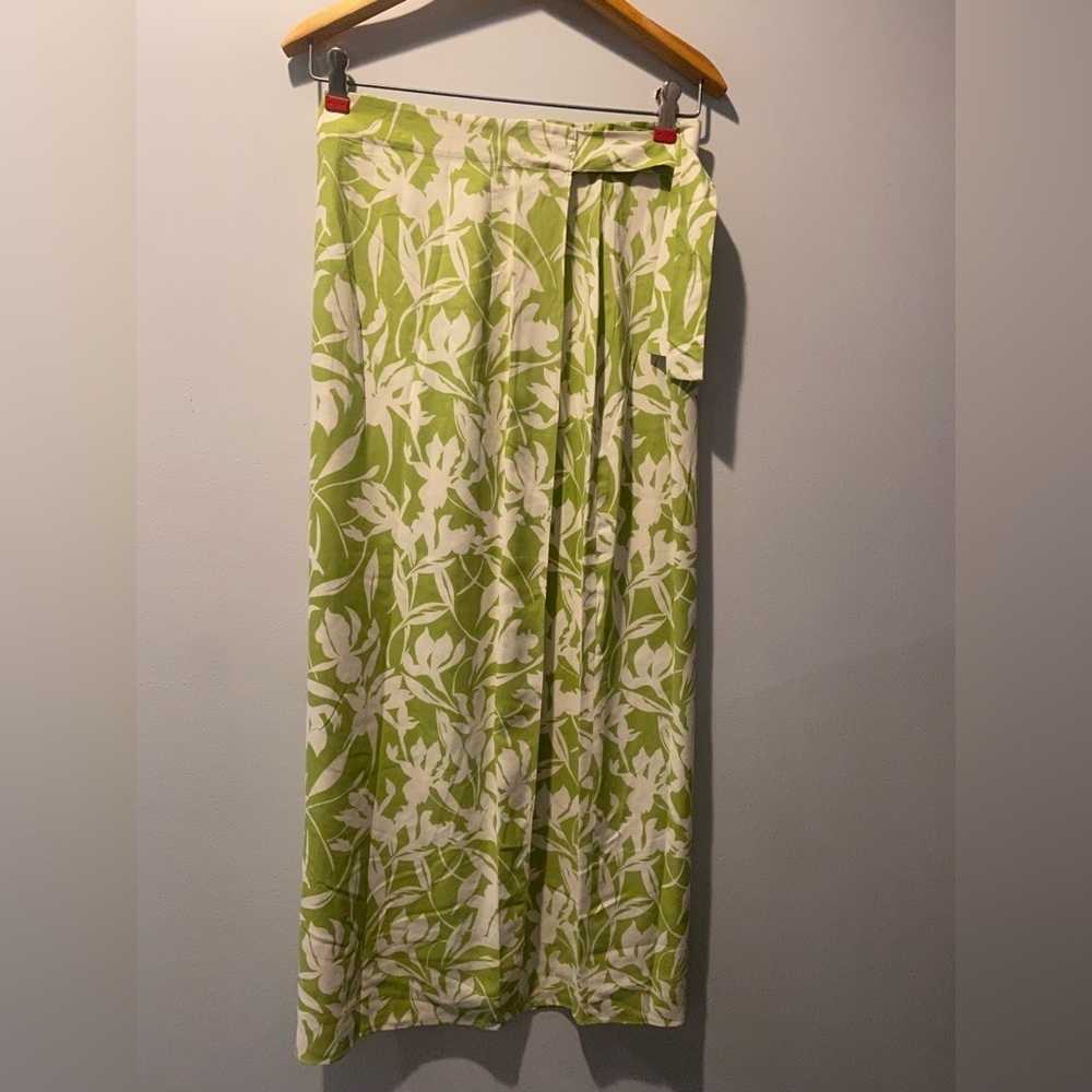 𝅺100 Percent Silk Green Hawaiian Floral Skirt Size 8
